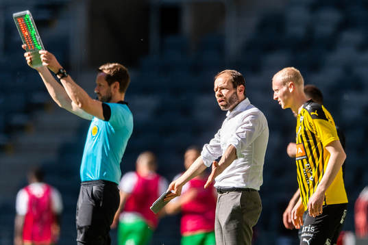 Häckens tränare Andreas Alm reagerar