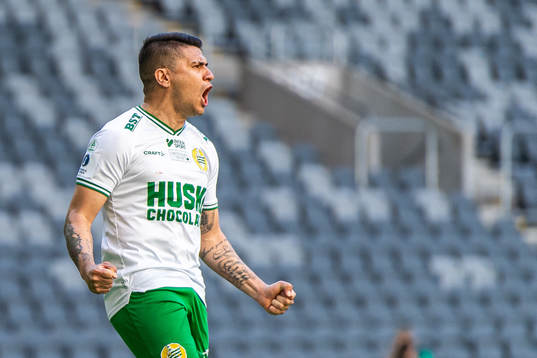 Hammarbys Paulinho jublar efter att ha gjort mål