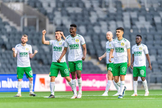 Hammarbys spelare jublar vid straffläggningen