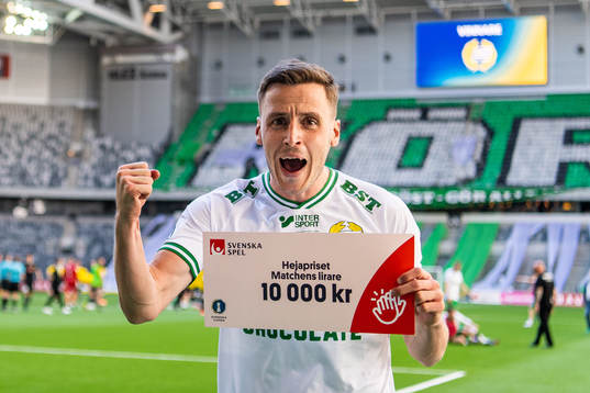 Hammarbys Jeppe Andersen jublar med en check som pris för matchens lirare från Svenska Fotbollsförbundets ordförande Karl-Erik Nilsson
