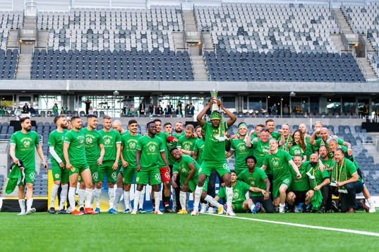 Hammarbys spelare jublar med pokalen
