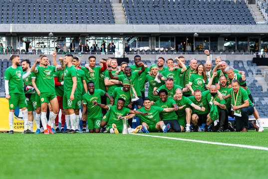 Hammarbys spelare jublar med pokalen