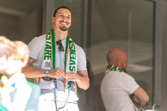 Zlatan Ibrahimovic med en halsduk med texten ”Svenska Cuppmästare”