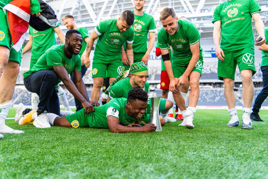 Hammarbys Akinkunmi Amoo och Jeppe Andersen jublar med