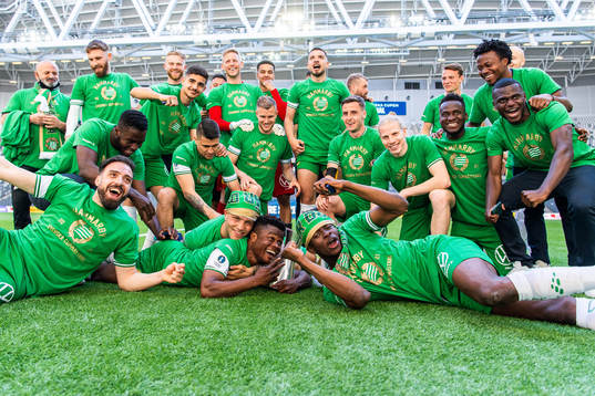 Hammarbys spelare jublar med pokalen