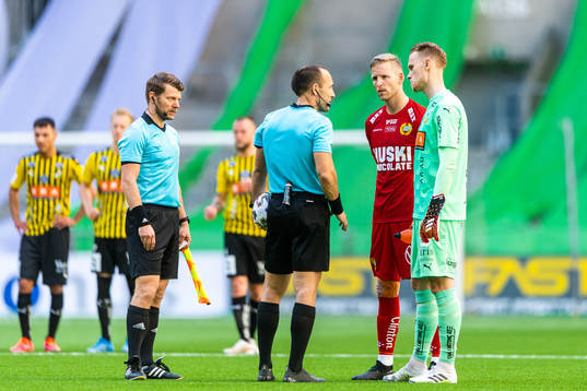 Domare Kaspar Sjöberg pratar med Hammarbys målvakt David