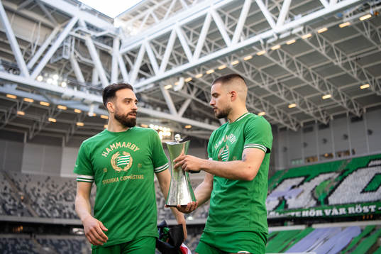 Hammarbys Abdul Khalili och Vladimir Rodic jublar med pokalen