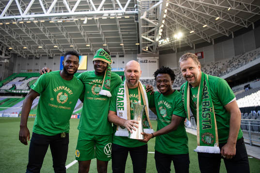 Hammarbys Aziz Mohammed Ouattara, Abdul-Halik Hudu och sportchef Jesper Jansson jublar med pokalen