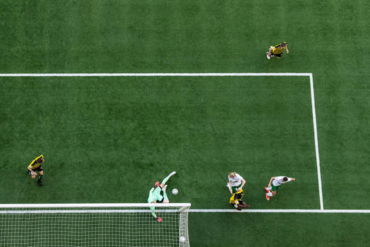 Häckens målvakt Pontus Dahlberg med en räddning