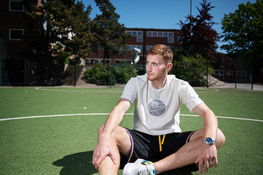 Dejan Kulusevski, fotbollsspelare i Serie A-laget Juventus och svenska landslaget, poserar för ett porträtt den 30 maj 2021 utanför Alviksskolan i Stockholm. 