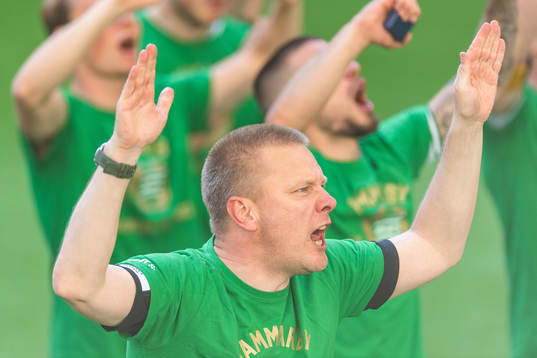 Hammarbys tränare Stefan Billborn jublar