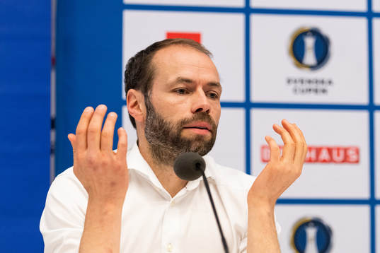 Häckens tränare Andreas Alm på presskonferensen