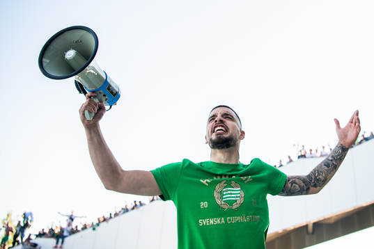 Hammarbys Vladimir Rodic firar vinsten utanför arenan