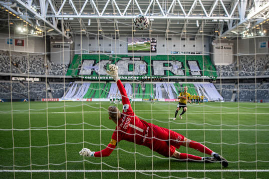 Hammarbys målvakt David Ousted släpper in en straff från