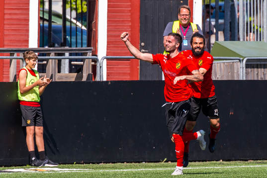 Vasalunds Denni Avdic har gjort 1-0 och jublar med Peshraw Azizi