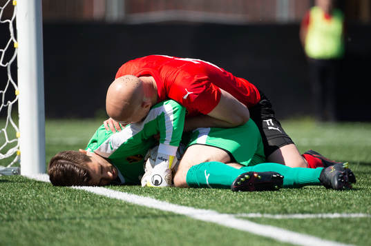 Vasalunds Zourab Tsiskaridze jublar med målvakt Filip Anger efter en räddning