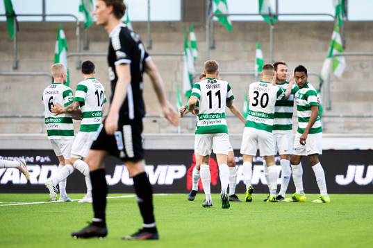 Västerås Viktor Prodell jublar med lagkamrater efter 2-2