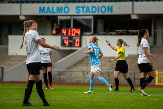 Malmö FFs Melina Skarström jublar efter 5-0