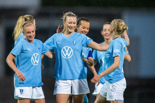 Malmö FFs Madeleine Hejde jublar med lagkamrater
