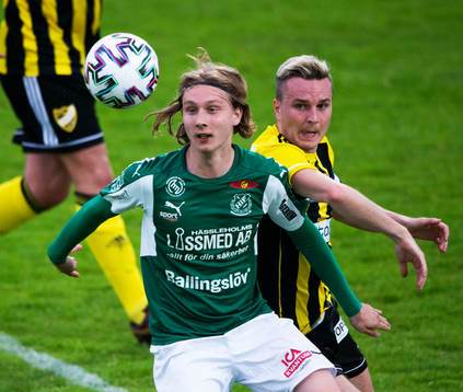 s Lucas Johnsson och IFK Hässleholms Danny Gunnarsson i träningsmatchen mellan IFK Hässleholm och Hässleholms IF i Hässleholm 1 juni 2021.