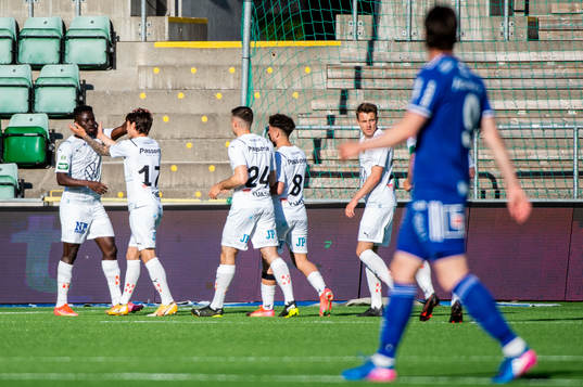 Jönköpings Adrian Edqvist jublar tillsammans med lagkamrater efter 1-0