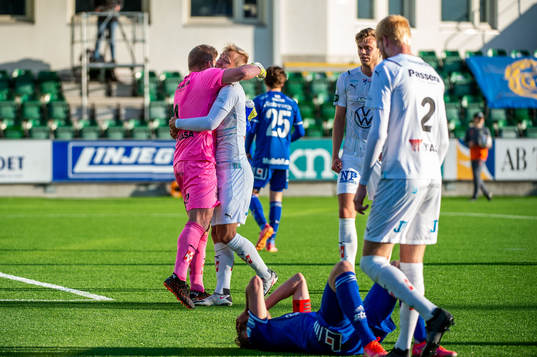 Jönköpings målvakt Frank Pettersson och Fredric Fendrich jublar