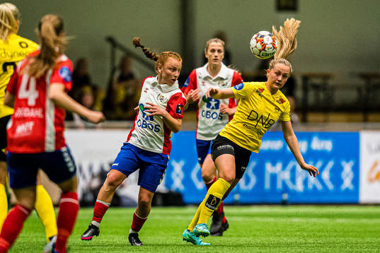 Laura Gashi of Lyn and Camilla Linberg of LSK Kvinner