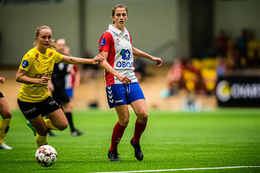 Camilla Linberg of LSK Kvinner and Emma Stølen Godø of Lyn