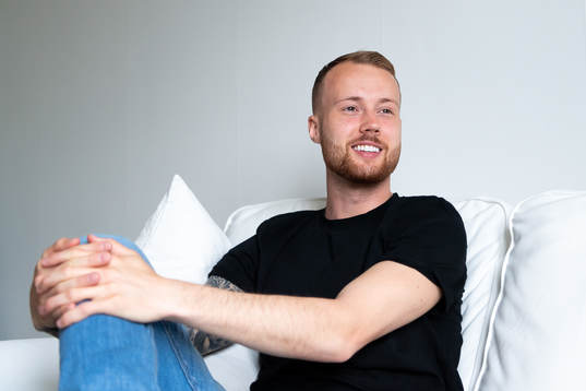 Gais Daniel Sterner blir intervjuad