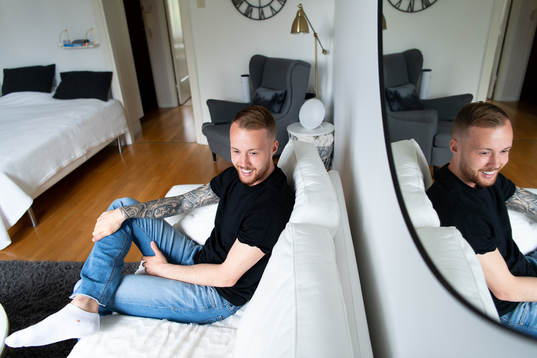 Gais Daniel Sterner blir intervjuad