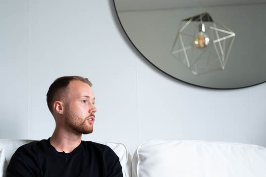 Gais Daniel Sterner blir intervjuad