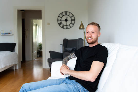 Gais Daniel Sterner blir intervjuad