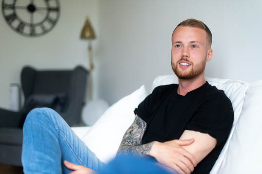 Gais Daniel Sterner blir intervjuad