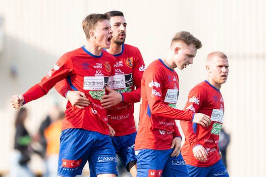 s Jesper Gunnarsson jublar efter 0-1 under fotbollsmatchen i Division 2 Västra Götaland mellan Onsala och Varbergs GIF den 2 juni 2021 i Kungsbacka. 