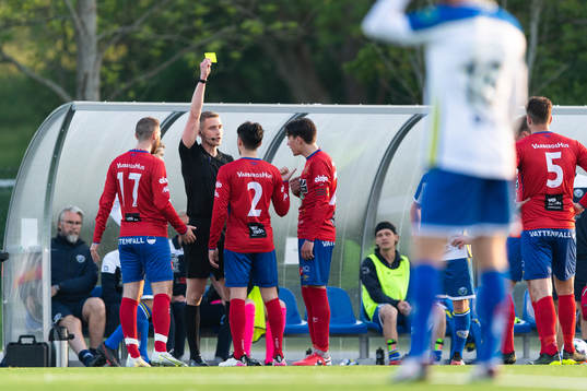 s Jesper Åberg får två gula kort och blir utvisad under fotbollsmatchen i Division 2 Västra Götaland mellan Onsala och Varbergs GIF den 2 juni 2021 i Kungsbacka. 