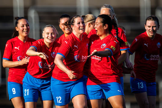 Helsingborsgs Mia Westerblad jublar med lagkamrater efter 0-1