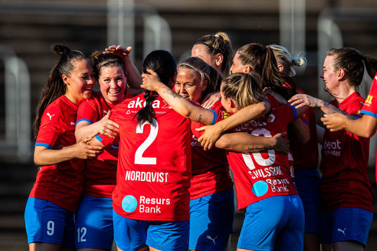 Helsingborsgs Mia Westerblad jublar med lagkamrater efter 0-1