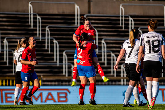 Helsingborsgs Mia Westerblad jublar med lagkamrater efter 0-1