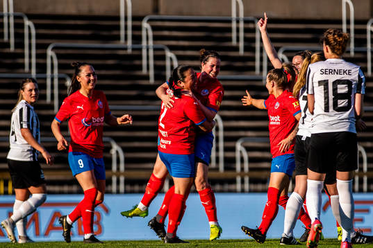 Helsingborsgs Mia Westerblad jublar med lagkamrater efter 0-1