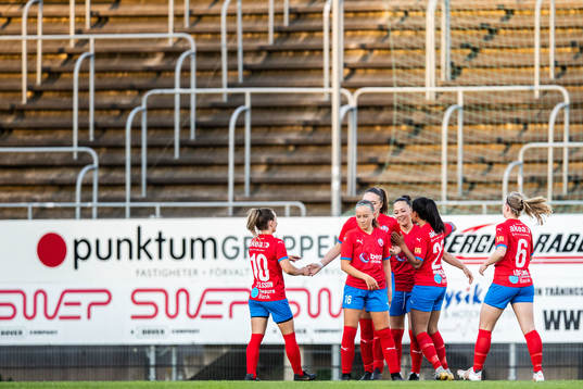 Helsingborsgs Isabel Aguilar jublar med lagkamrater efter 0-6