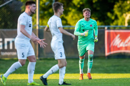 Hittarps målvakt Andreas Alexandersson jublar tillsammans med lagkamrater