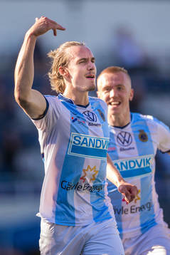 Gefles Linus Sahlin och Isac Lidberg jublar efter 1-0