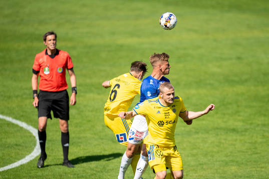 Trelleborgs Tobias Karlsson mot Sundsvalls Daniel Stensson
