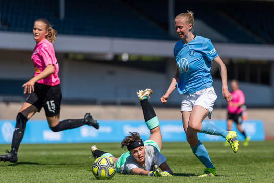 Malmö FFs Stina Stadig gör 7-0 bakom Lunds målvakt Nelly