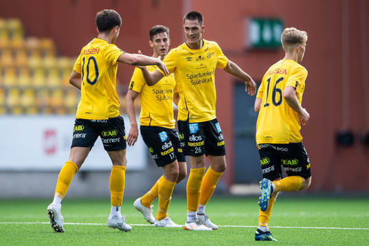 Elfsborgs Amer Jusic jublar med lagkamraterna