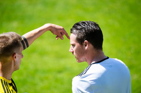 IFK Hässleholms tränare Johan Persson och Daniel Kardum i