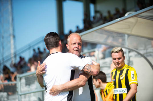 IFK Hässleholms tränare Johan Persson kramas