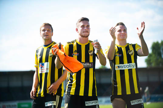 IFK Hässleholms Hampus Rydh, Max Sandberg och Danny Gunnarsson tackar klacken i matchen i division 2 Södra Götaland mellan IFK Hässleholm och Kristianstads FC i Hässleholm 5 juni 2021.