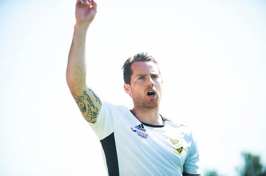 IFK Hässleholms tränare Johan Persson jublar över segern i matchen i division 2 Södra Götaland mellan IFK Hässleholm och Kristianstads FC i Hässleholm 5 juni 2021.