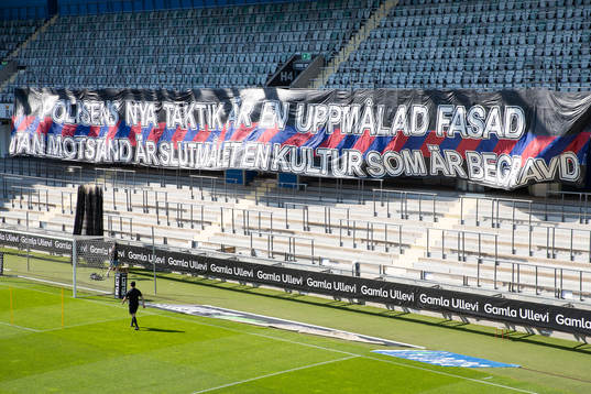 En banderoll på läktaren innan fotbollsmatchen i